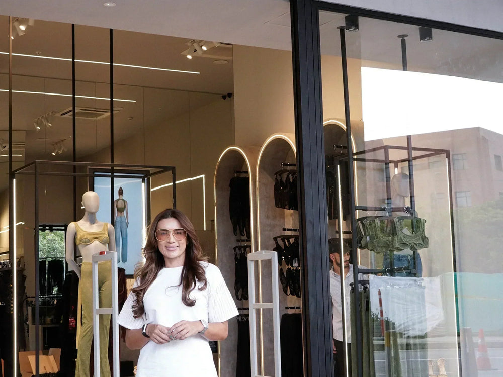 Visita la nueva tienda de Santísimas en Jardín Plaza Cali y descubre la colección FUGA. Por primera vez en Cali llega SANT TISSIMA, una propuesta de diseño colombiano con piezas exclusivas, acabados artesanales y una experiencia única de moda.