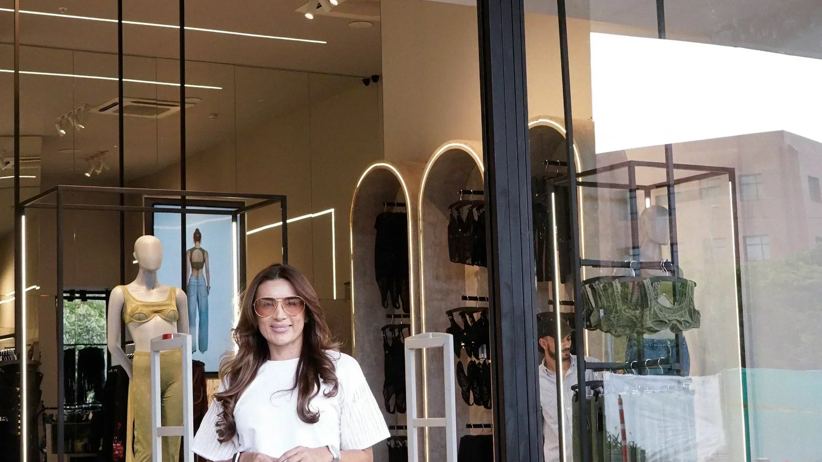 Visita la nueva tienda de Santísimas en Jardín Plaza Cali y descubre la colección FUGA. Por primera vez en Cali llega SANT TISSIMA, una propuesta de diseño colombiano con piezas exclusivas, acabados artesanales y una experiencia única de moda.